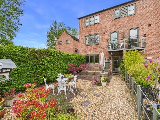 4 bedroom terraced house for sale