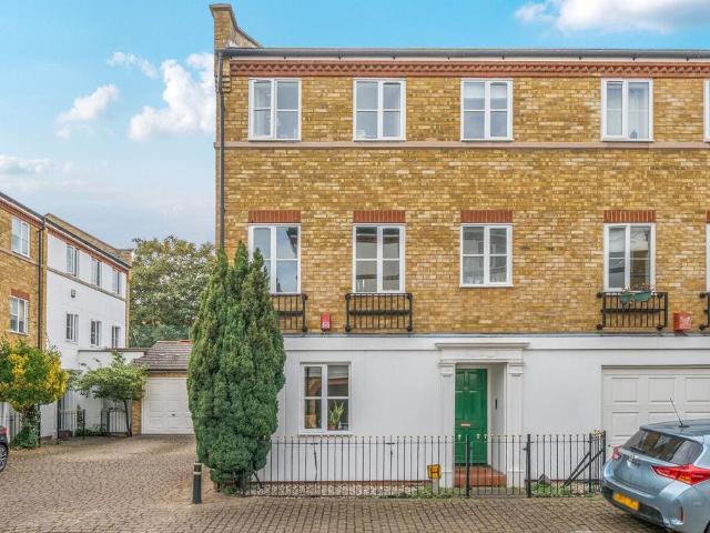 4 bedroom end of terrace house for sale