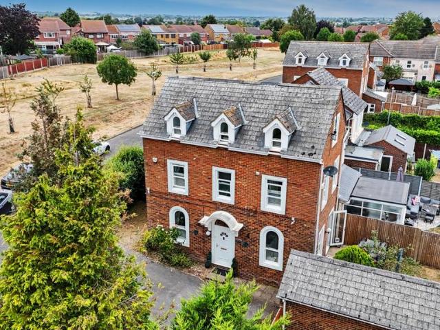 4 bedroom end of terrace house for sale