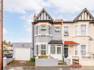 4 bedroom end of terrace house for sale