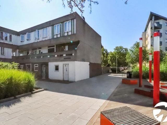 4 bedroom end of terrace house for sale