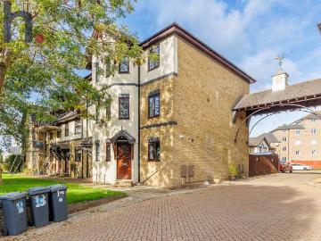 4 bedroom end of terrace house for sale