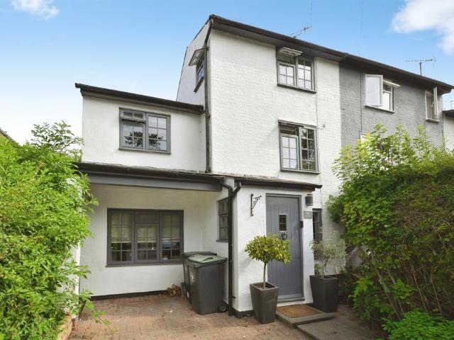 4 bedroom end of terrace house for sale
