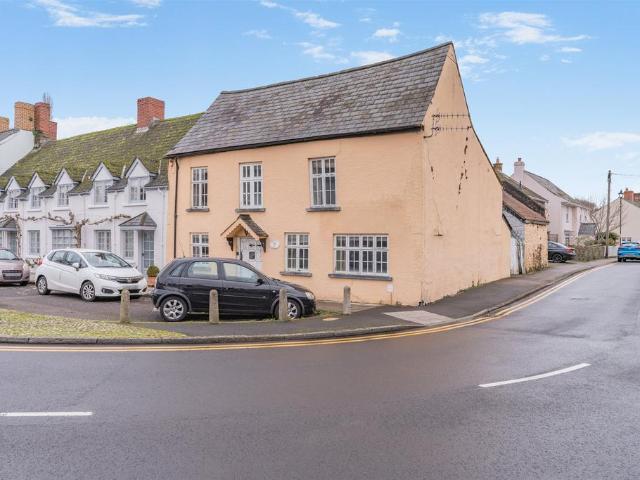 4 bedroom end of terrace house for sale