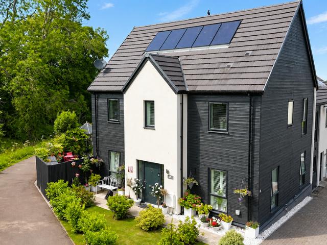 4 bedroom end of terrace house for sale