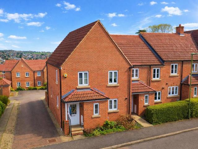 4 bedroom end of terrace house for sale