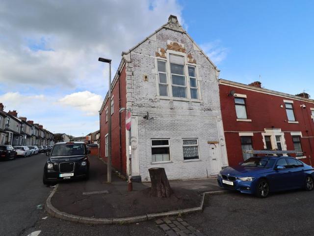 4 bedroom end of terrace house for sale