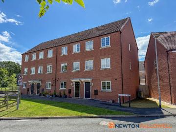 4 bedroom end of terrace house for sale