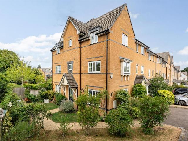 4 bedroom end of terrace house for sale