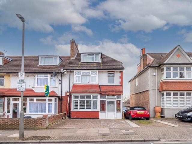 4 bedroom end of terrace house for sale