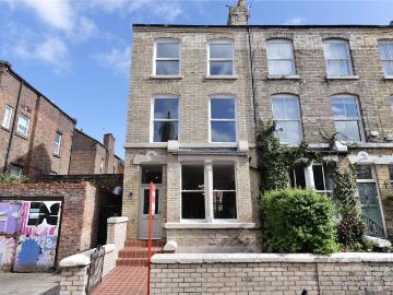 4 bedroom end of terrace house for sale