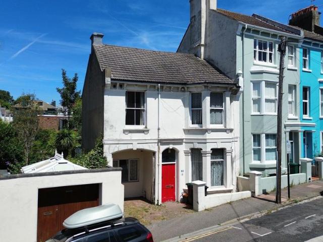 4 bedroom end of terrace house for sale