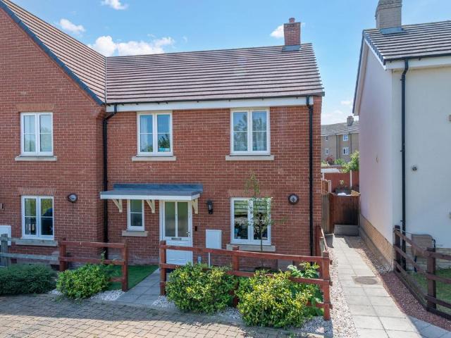 4 bedroom end of terrace house for sale