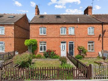 4 bedroom end of terrace house for sale