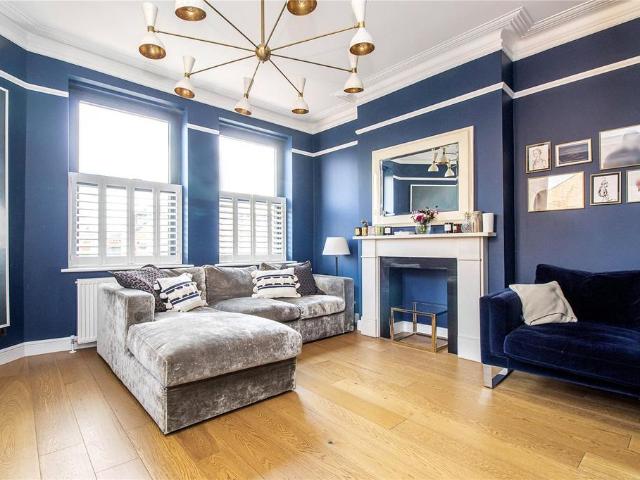 4 bedroom end of terrace house for sale