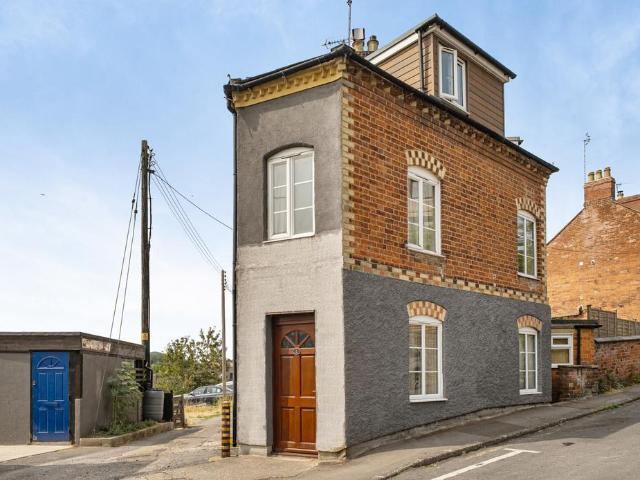 4 bedroom end of terrace house for sale