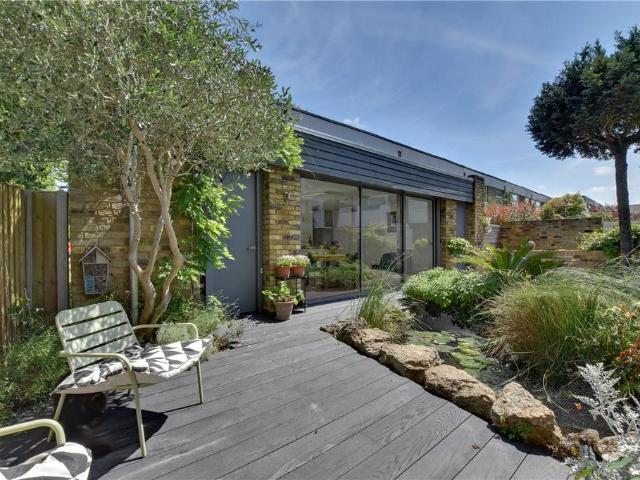 4 bedroom end of terrace house for sale