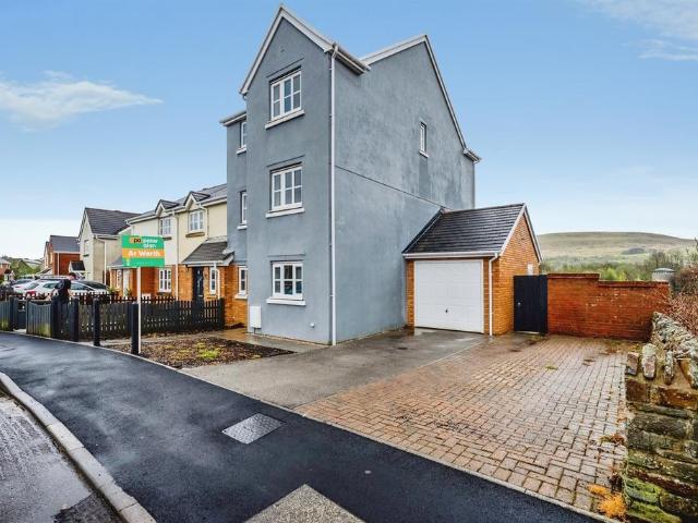 4 bedroom end of terrace house for sale