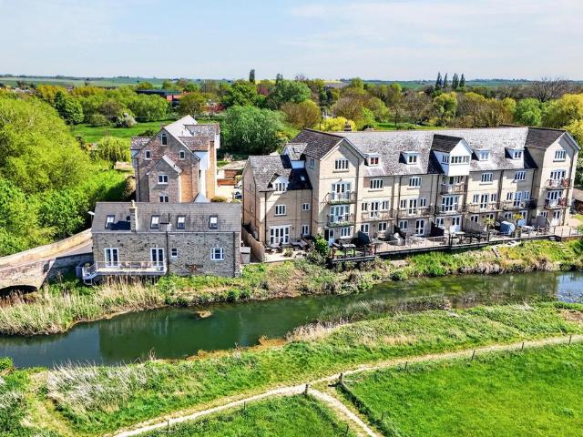 4 bedroom end of terrace house for sale