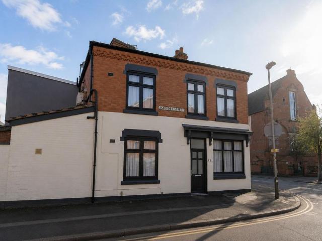 4 bedroom end of terrace house for sale