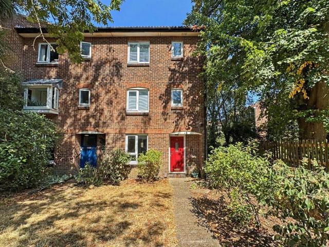 4 bedroom end of terrace house for sale