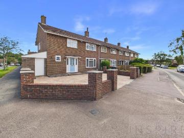 4 bedroom end of terrace house for sale