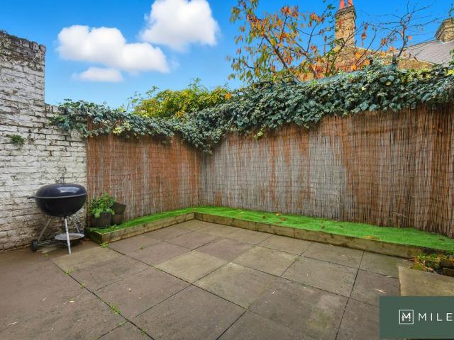 4 bedroom end of terrace house for sale