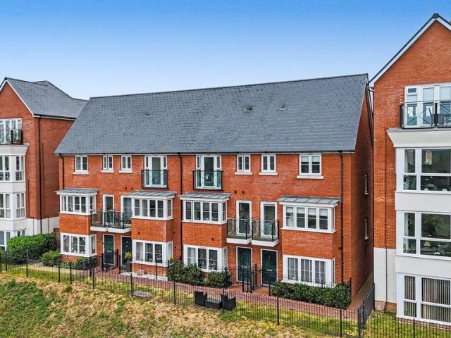 4 bedroom end of terrace house for sale