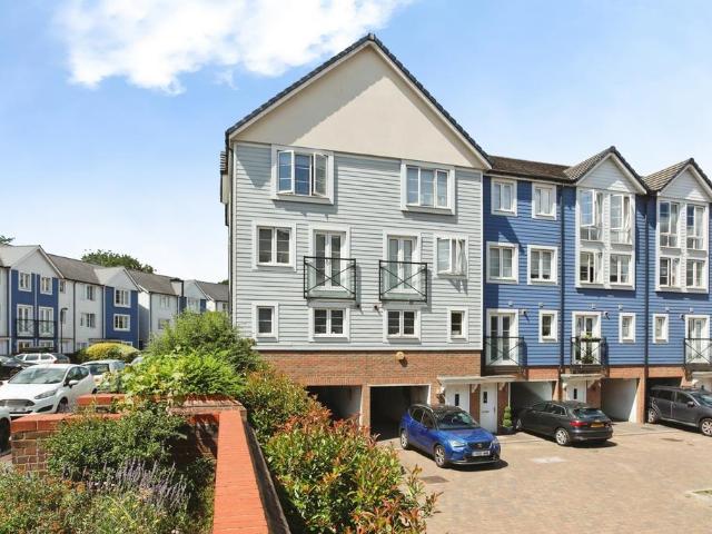 4 bedroom end of terrace house for sale
