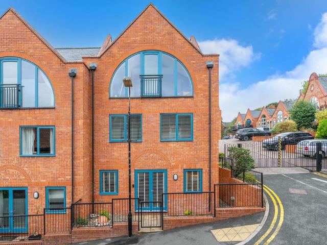 4 bedroom end of terrace house for sale