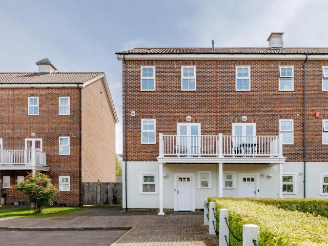 4 bedroom end of terrace house for sale