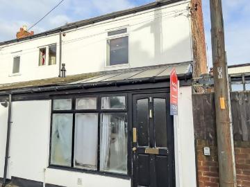 4 bedroom end of terrace house for sale
