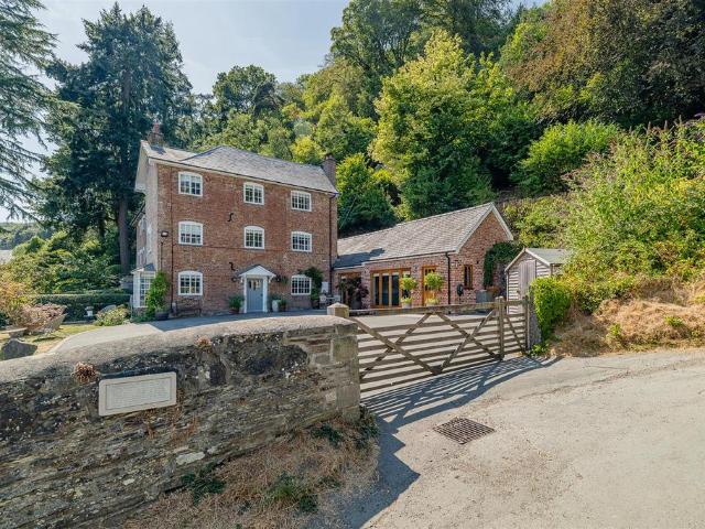 4 bedroom end of terrace house for sale
