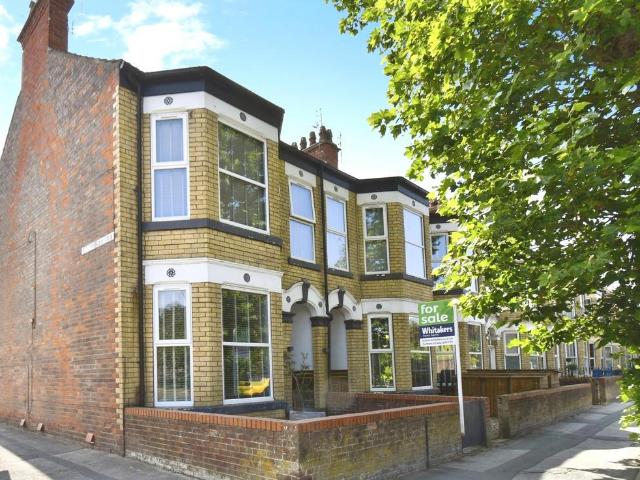 4 bedroom end of terrace house for sale