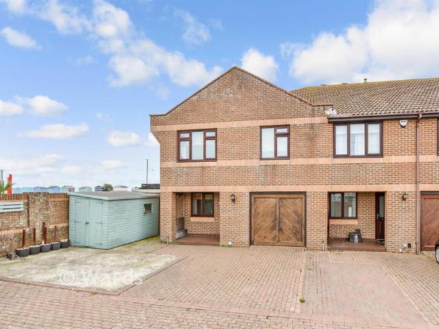 4 bedroom end of terrace house for sale