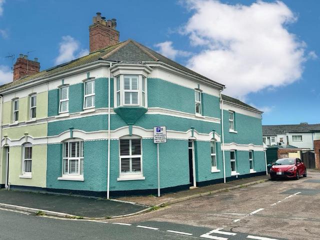4 bedroom end of terrace house for sale