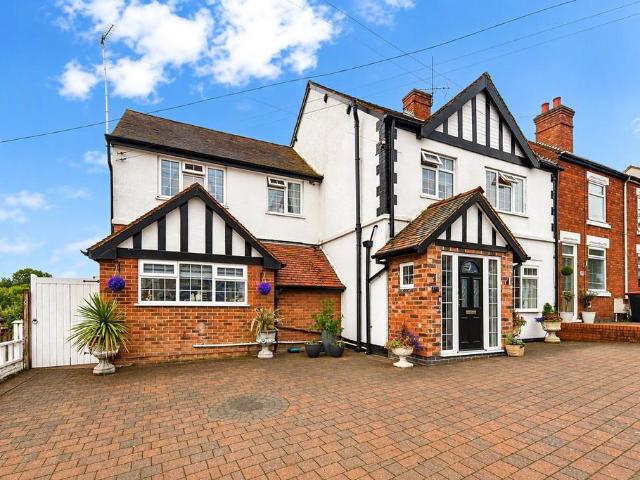 4 bedroom end of terrace house for sale
