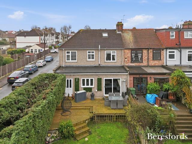 4 bedroom end of terrace house for sale