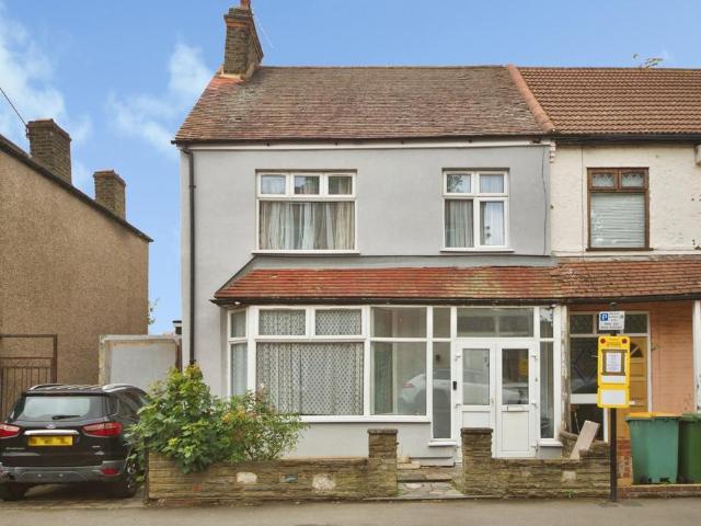 4 bedroom end of terrace house for sale