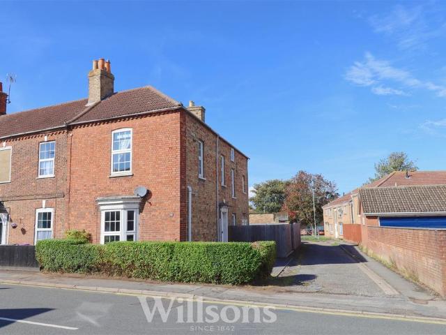 4 bedroom end of terrace house for sale