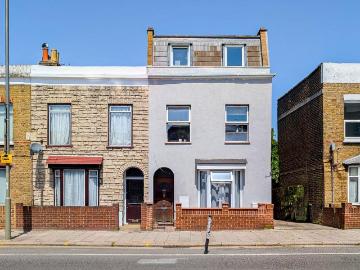 4 bedroom end of terrace house for sale