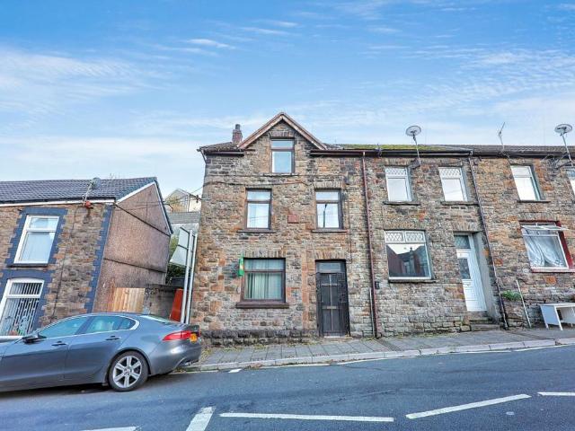 4 bedroom end of terrace house for sale