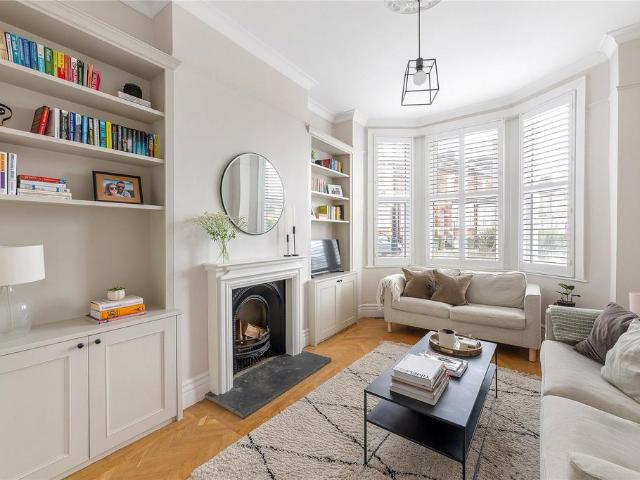 4 bedroom end of terrace house for sale