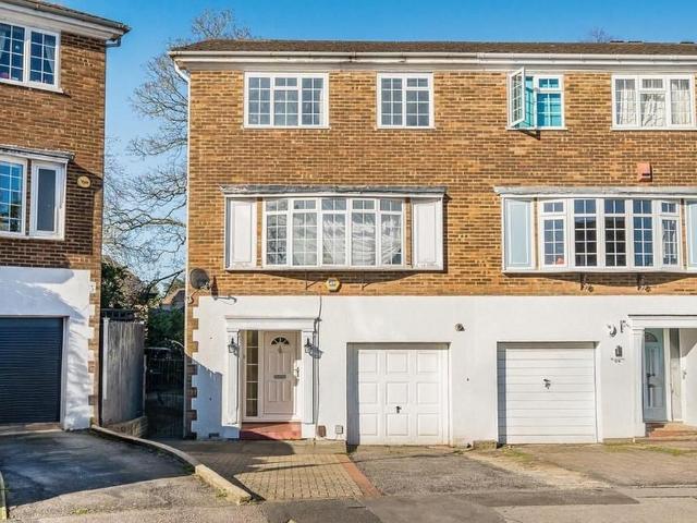 4 bedroom end of terrace house for sale