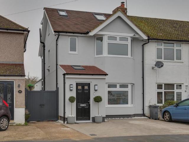 4 bedroom end of terrace house for sale