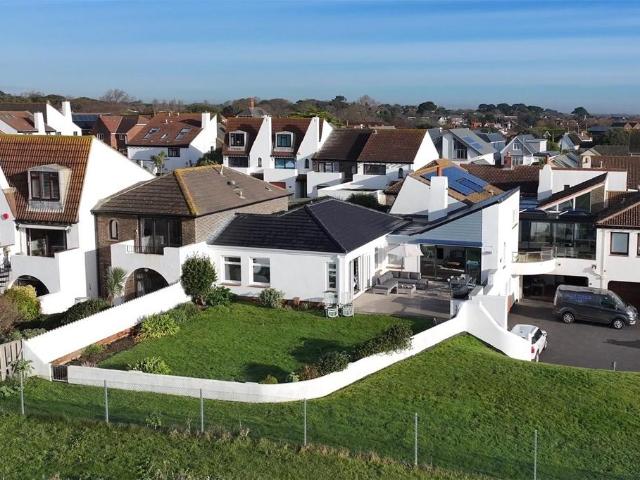 4 bedroom end of terrace house for sale