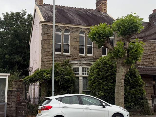 4 bedroom end of terrace house for sale
