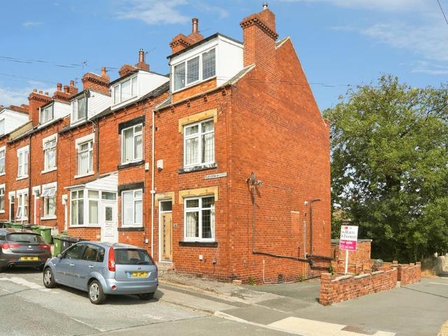 4 bedroom end of terrace house for sale