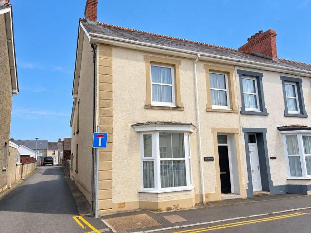 4 bedroom end of terrace house for sale