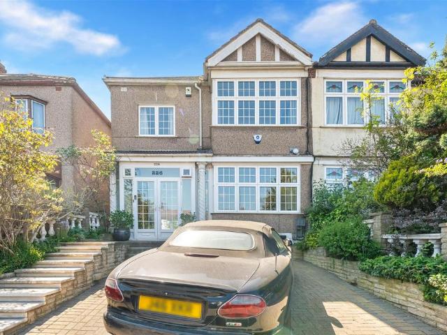 4 bedroom end of terrace house for sale